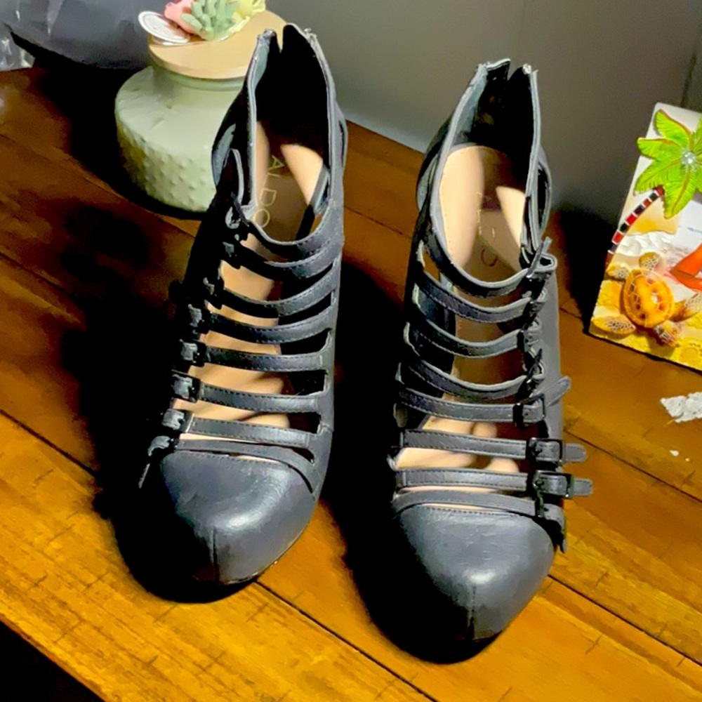 Aldo Platform Heeled black letter boots in excelente conditions!!